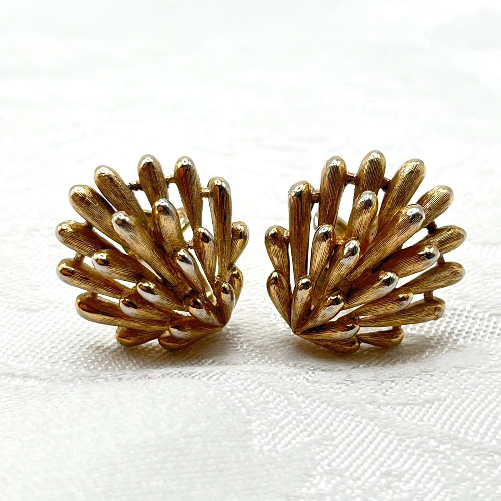 Vintage CROWN TRIFARI Brushed Gold Tone Leaf Floral Shellβ Deco Clip-On Earrings
